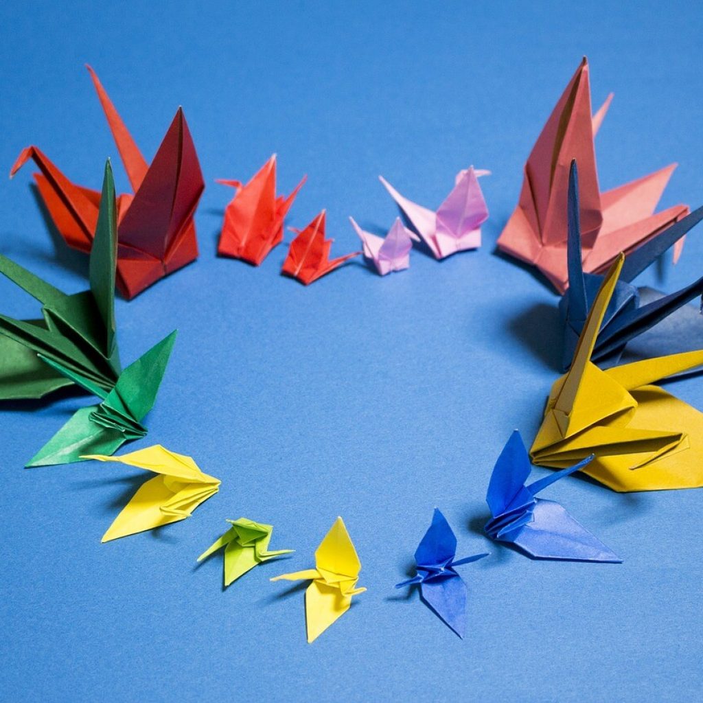 Żurawie z origami ułożone w kształt serca