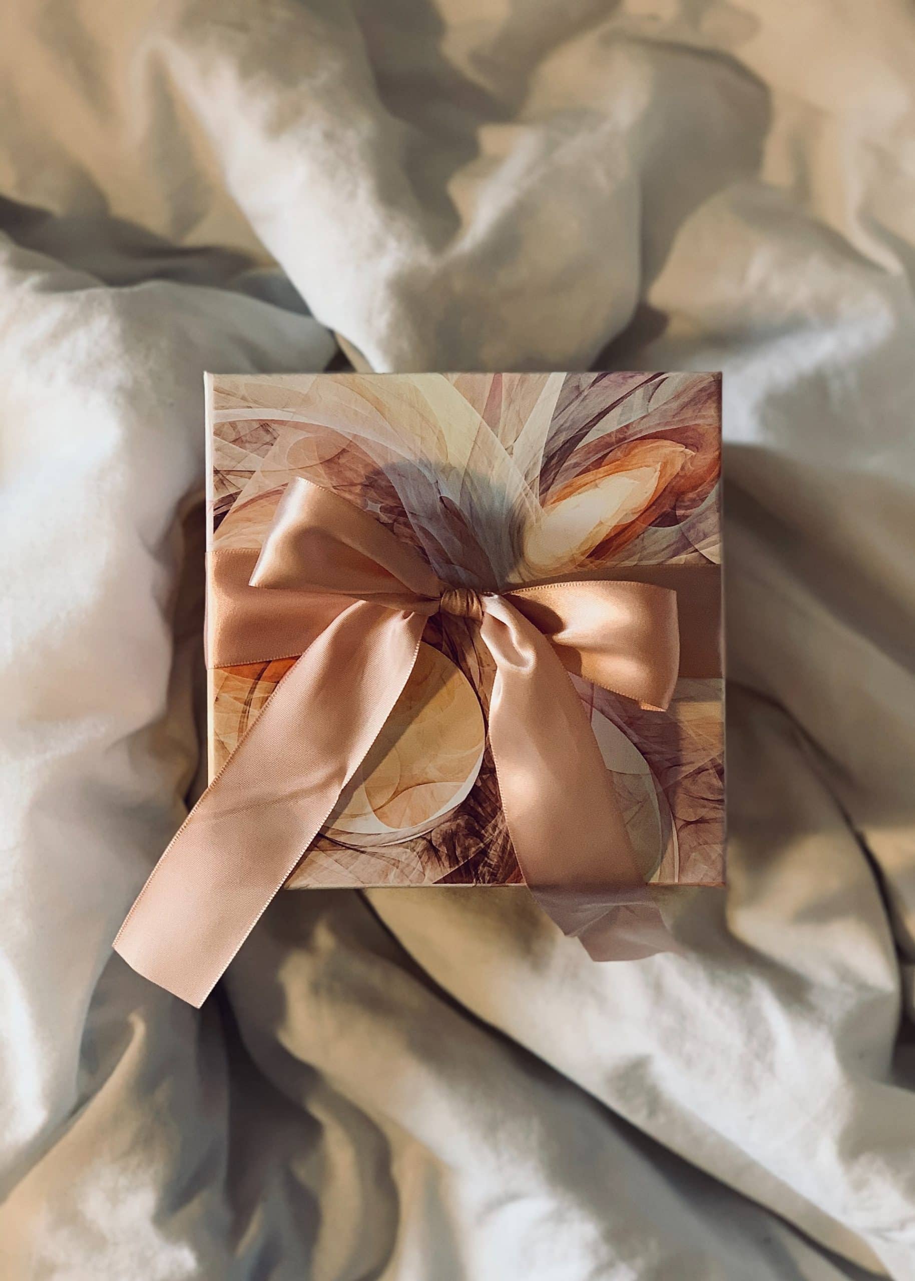 How to tie a beautiful bow on a gift?